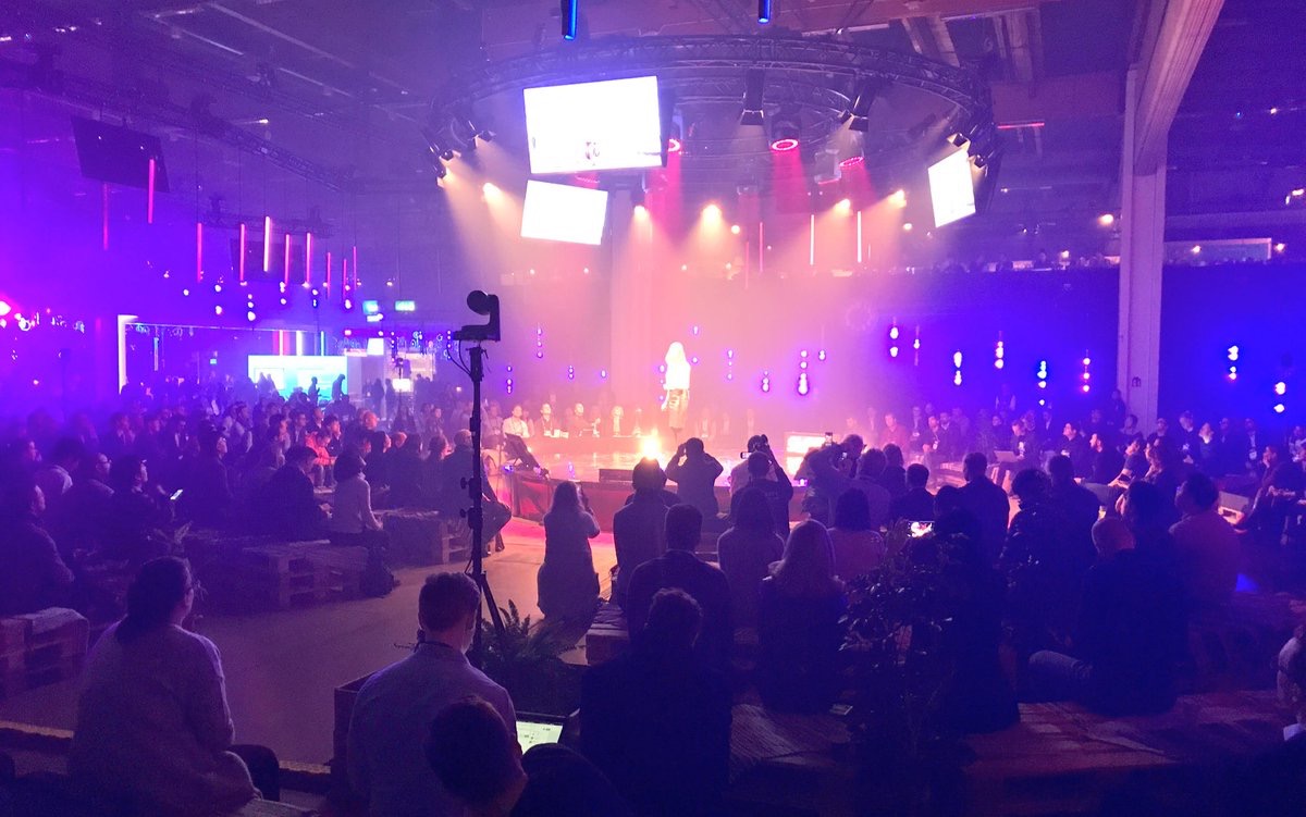 Thea Sommerseth pitching on stage